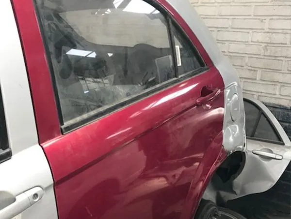 Auto en proceso de desabolladura y pintura